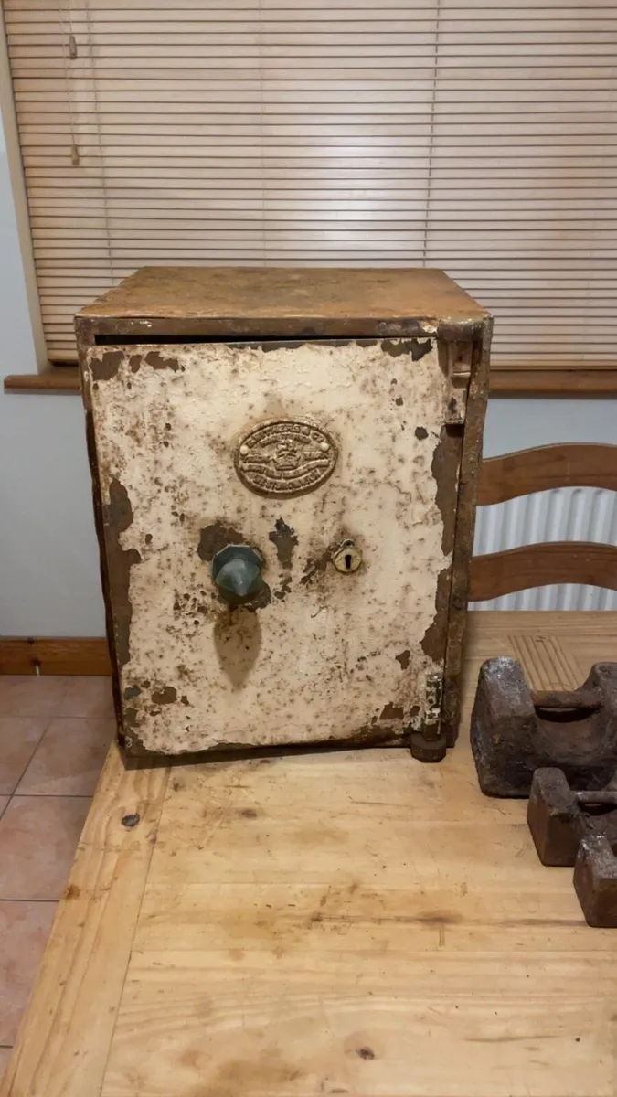 Vintage safe - Image 1