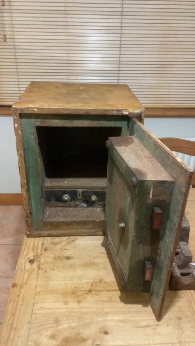 Vintage safe - Image 2