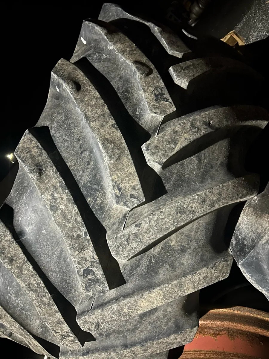 800/65R32 (30.5R32) Tyres - Image 1