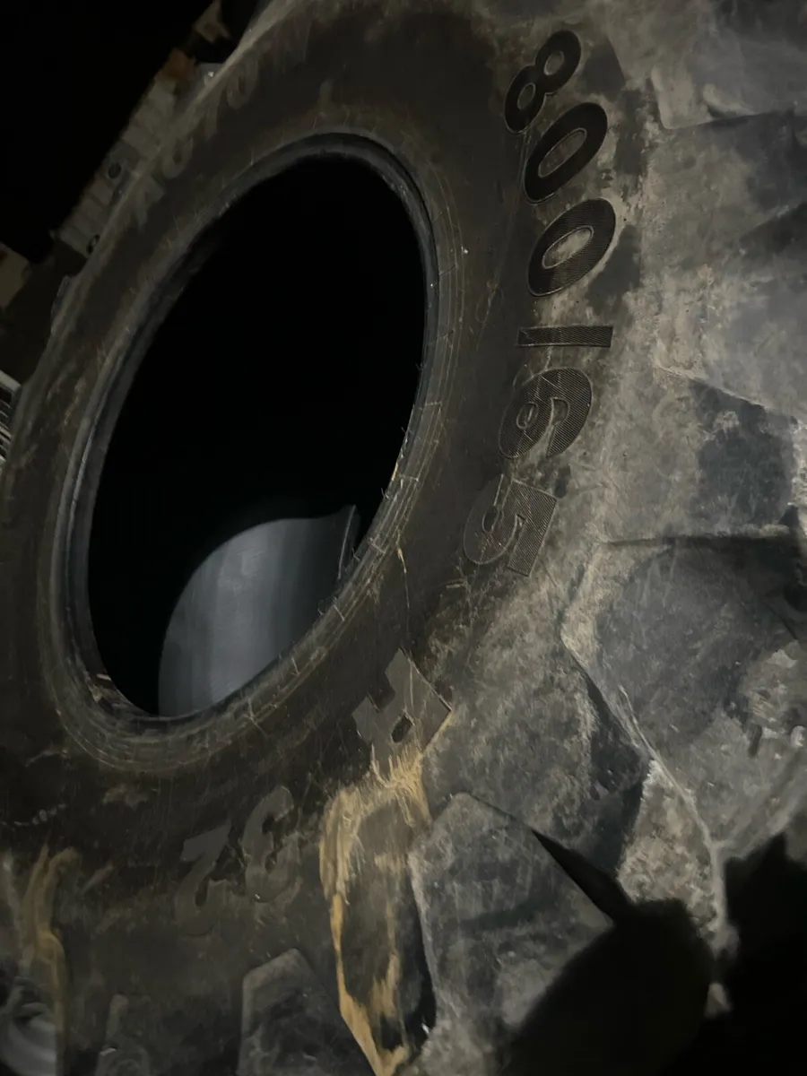 800/65R32 (30.5R32) Tyres - Image 2