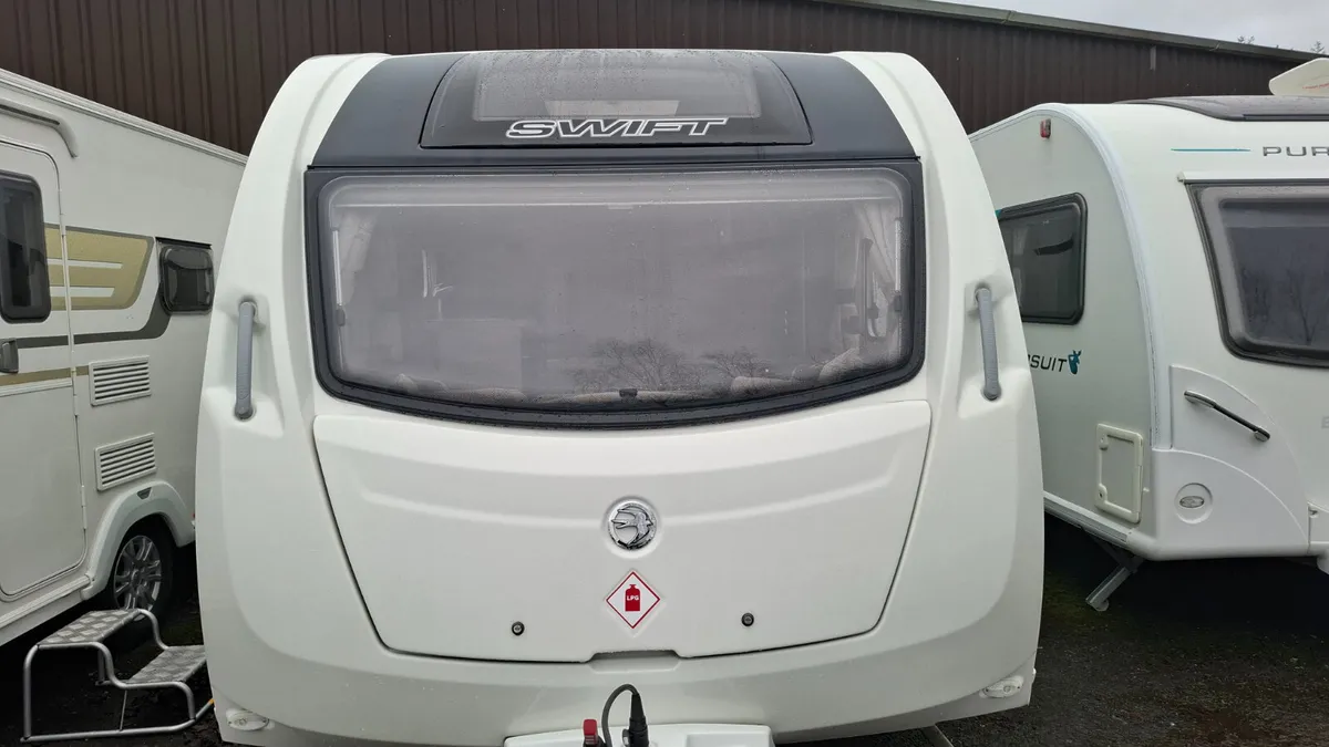 Swift Coastline Esprite Island Bed Caravan - Image 3