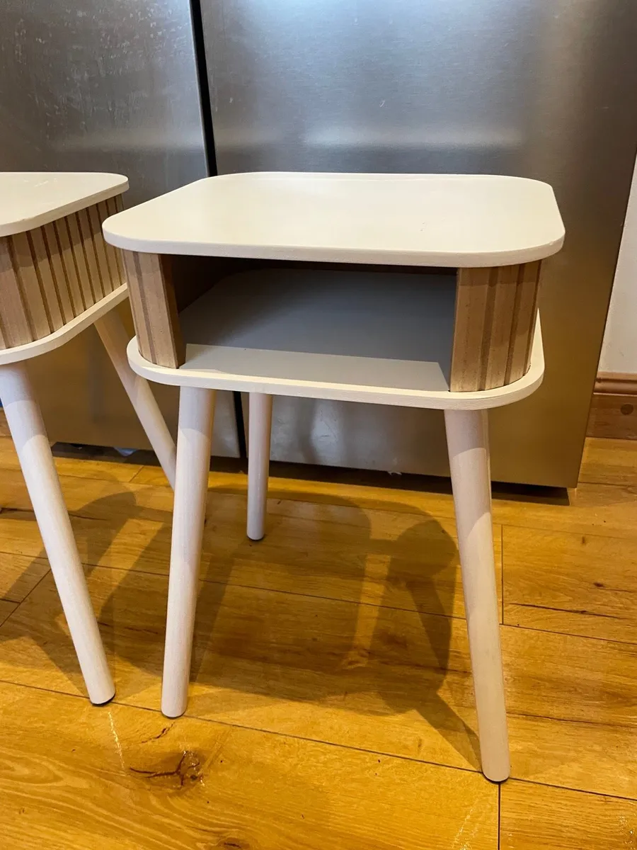 2 matching bedside tables / lockers - Image 4