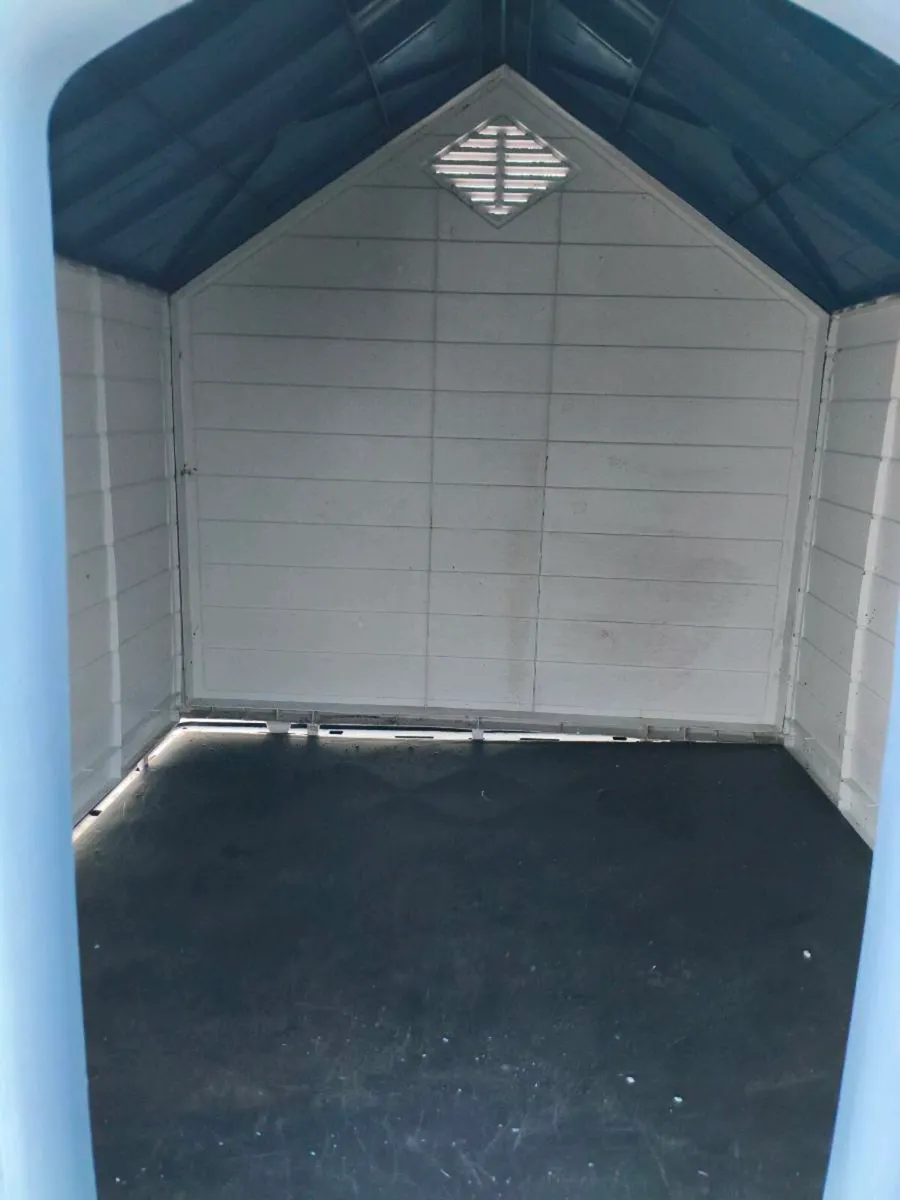 Beautiful like new pvc dog house - Image 2
