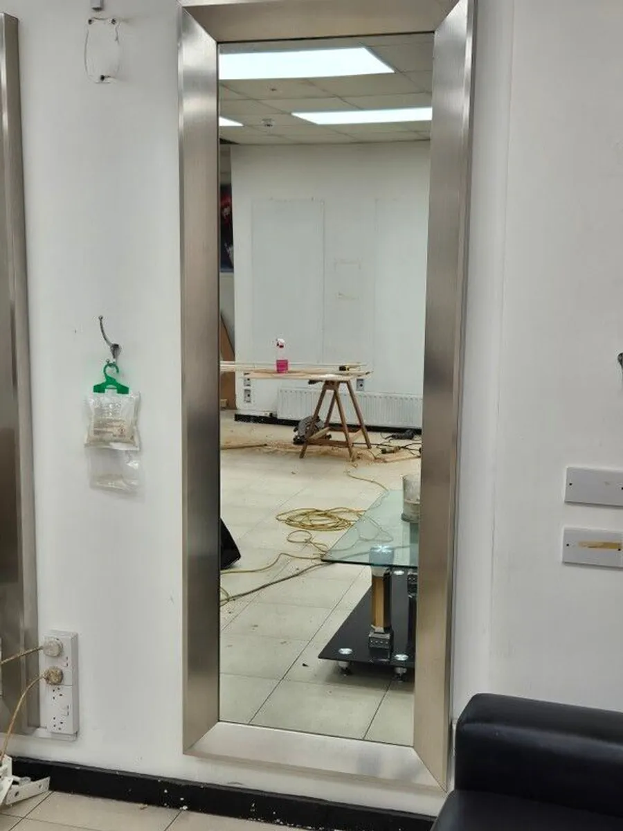 Salon couch and table and mirrors - Image 4