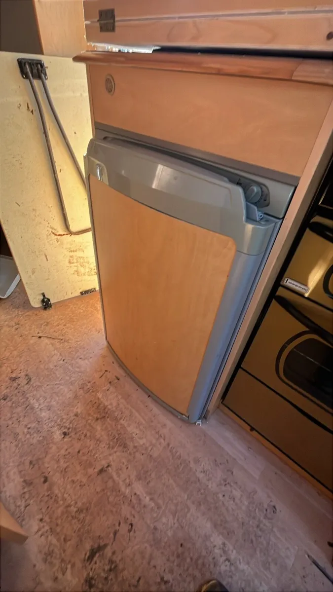 Caravan parts and windows - Image 4