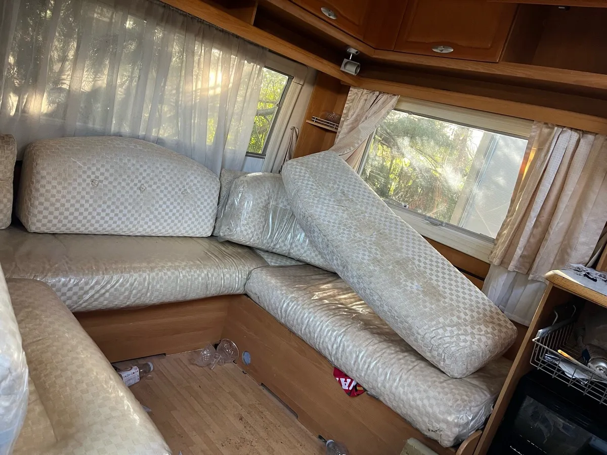 Caravan parts and windows - Image 1