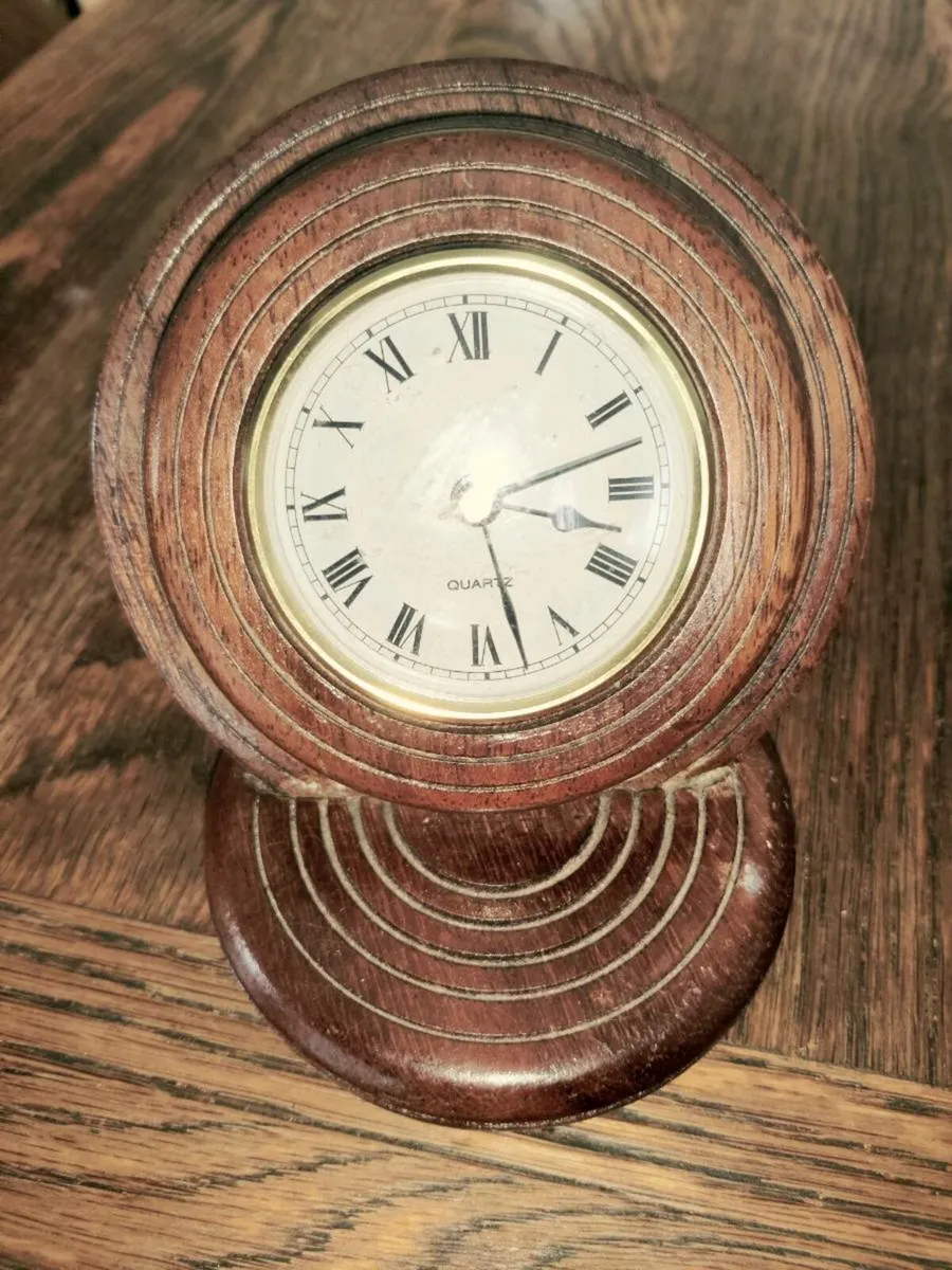 VINTAGE MAHOGANY GOLF STYLE, 5"Tall Mantle Clock ! - Image 1