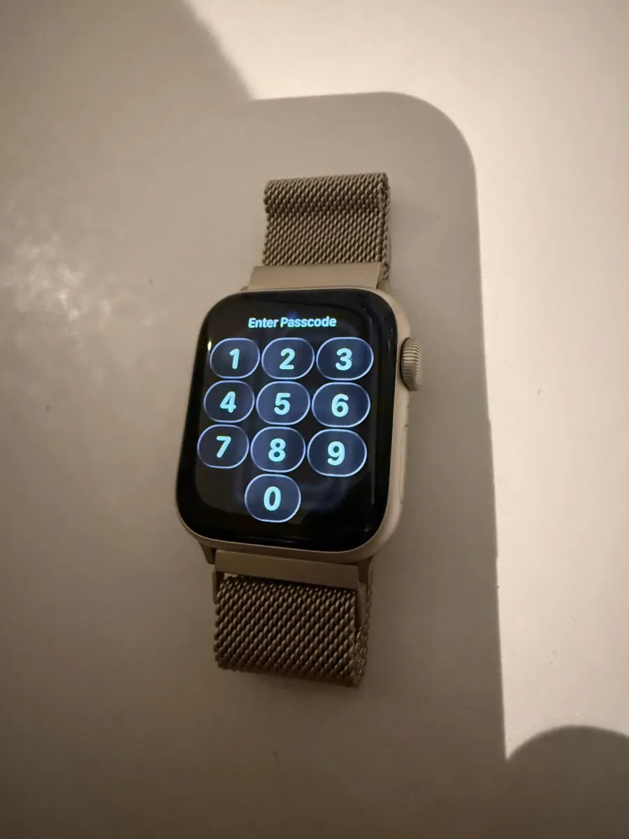 Apple Watch SE 40mm - Image 1
