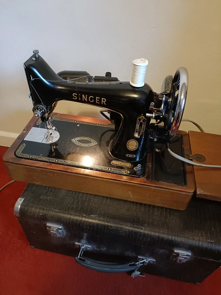 Singer sewing machine - Image 1