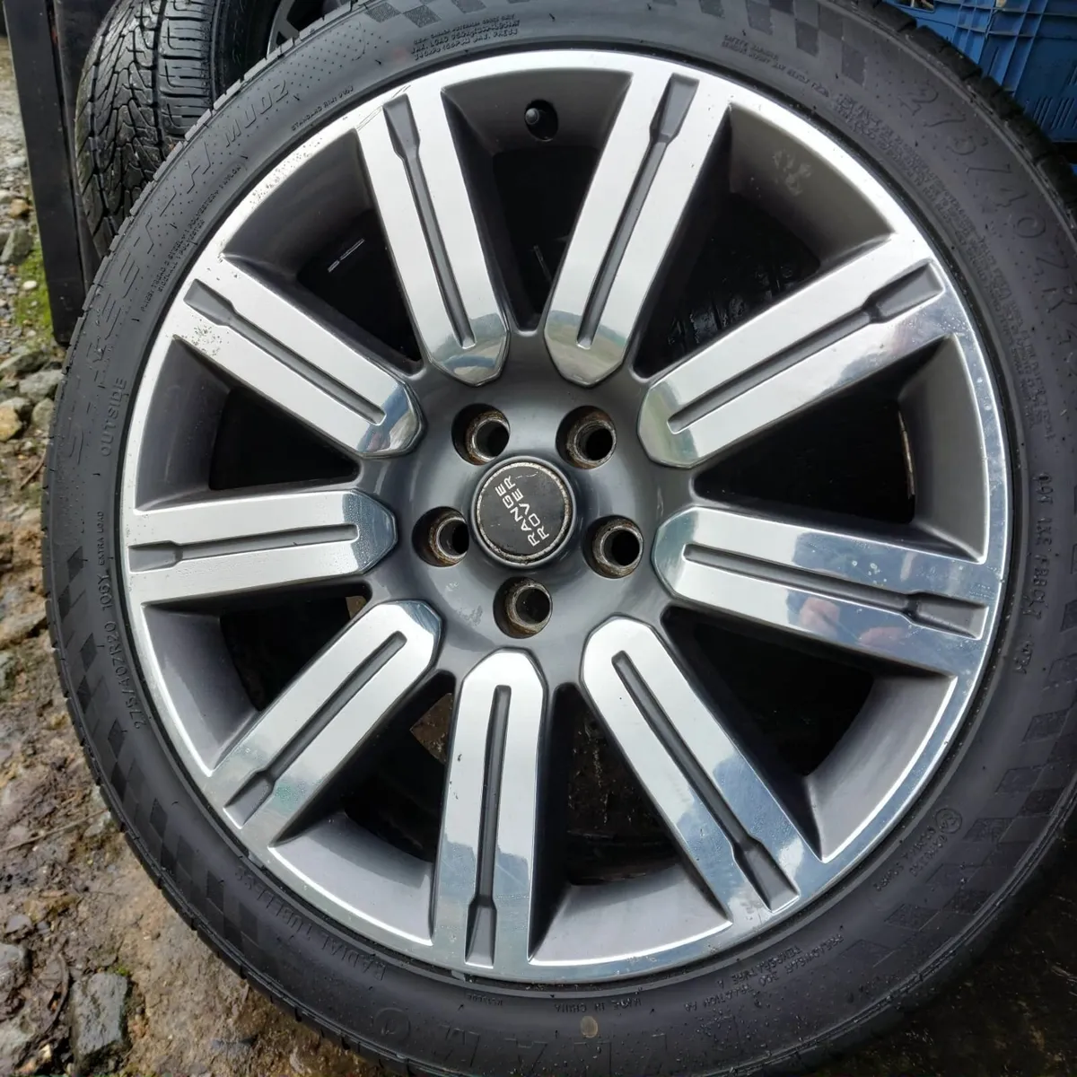 Land Rover Alloy wheels with tyres - Image 2