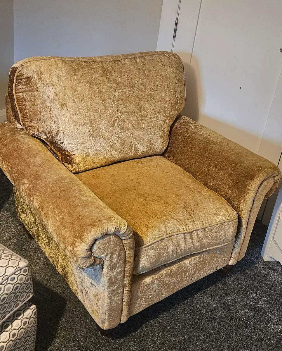 Crushed velvet arm chair in perfect condition - Image 1