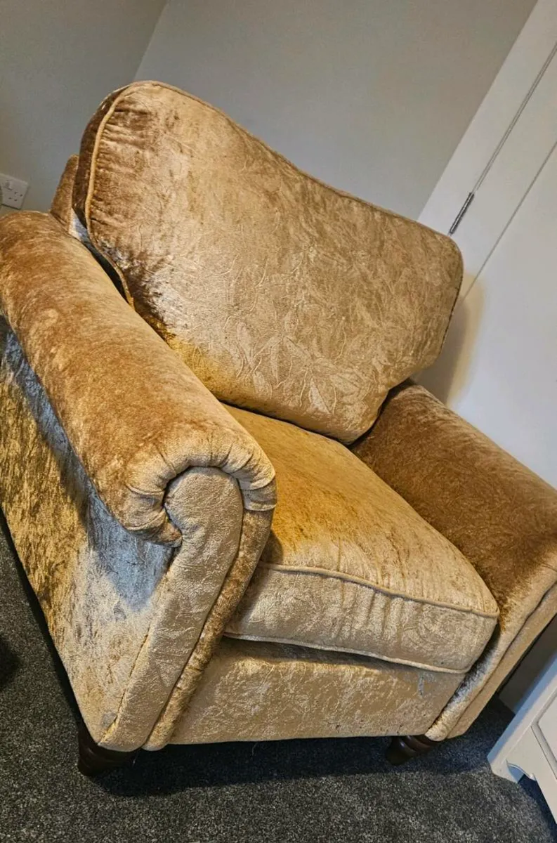 Crushed velvet arm chair in perfect condition - Image 2