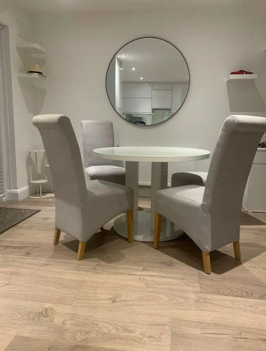 Gorgeous Round table and set of 4 chairs - LIKE NEW!! - Image 1