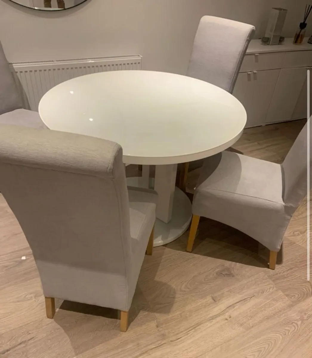 Gorgeous Round table and set of 4 chairs - LIKE NEW!! - Image 3