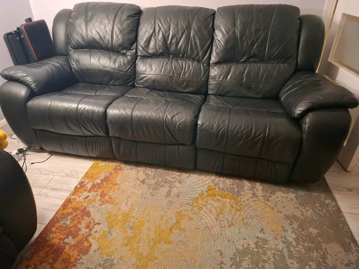 Suite of furniture - Image 1