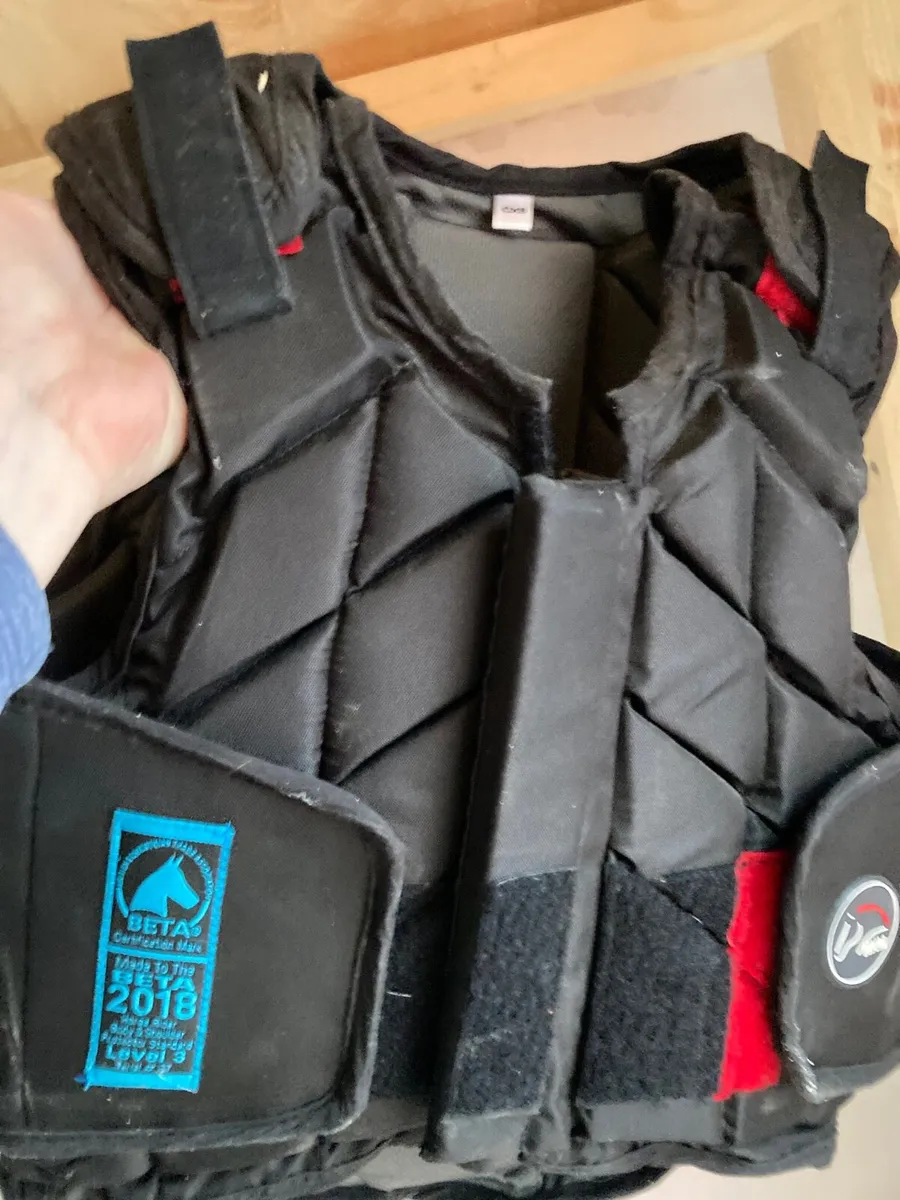 Child’s horse riding helmet and body armour - Image 1