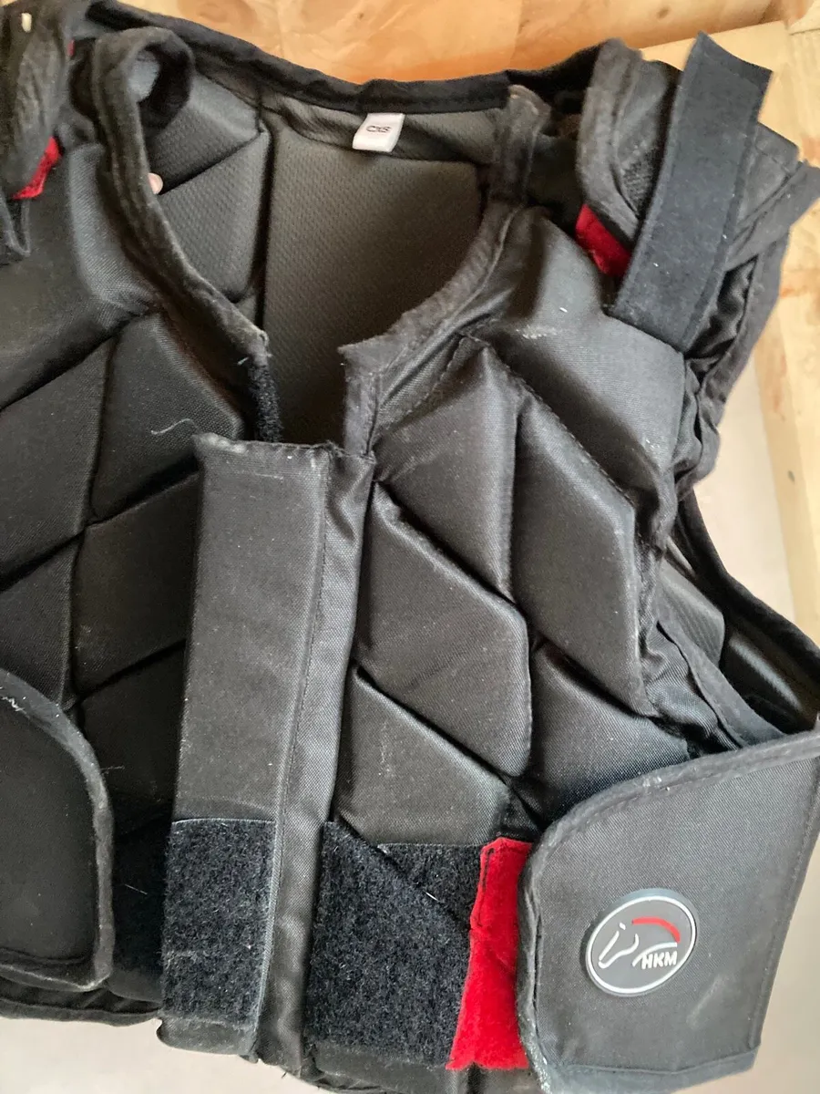 Child’s horse riding helmet and body armour - Image 2