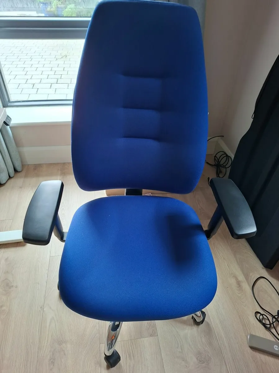 Office table & chair - Image 4