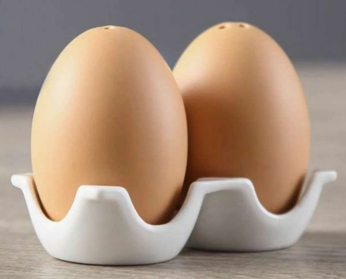 TWO LOOKALIKE EGGS, SALT & PEPPER SHAKERS ( NEW). - Image 2