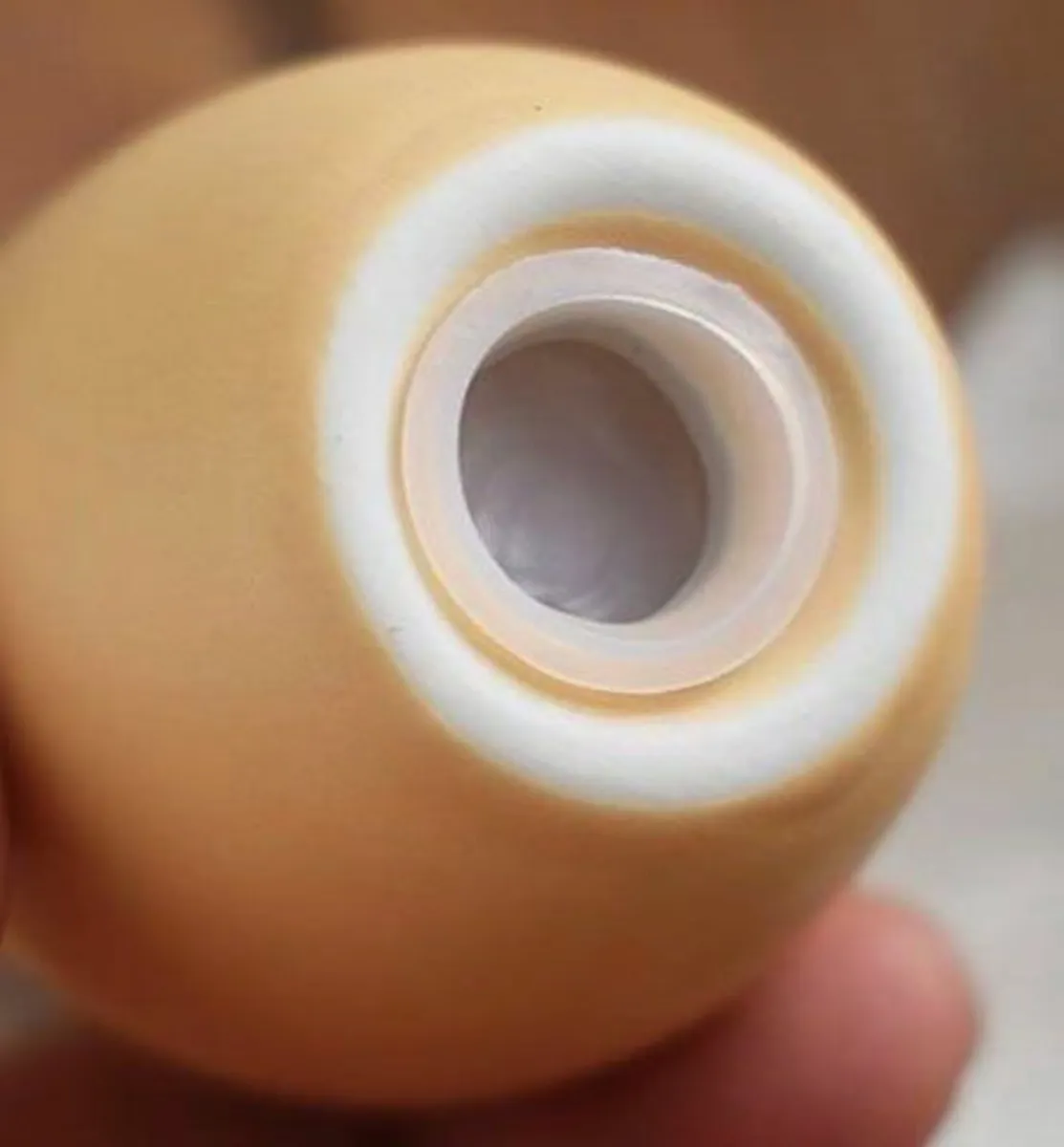 TWO LOOKALIKE EGGS, SALT & PEPPER SHAKERS ( NEW). - Image 3