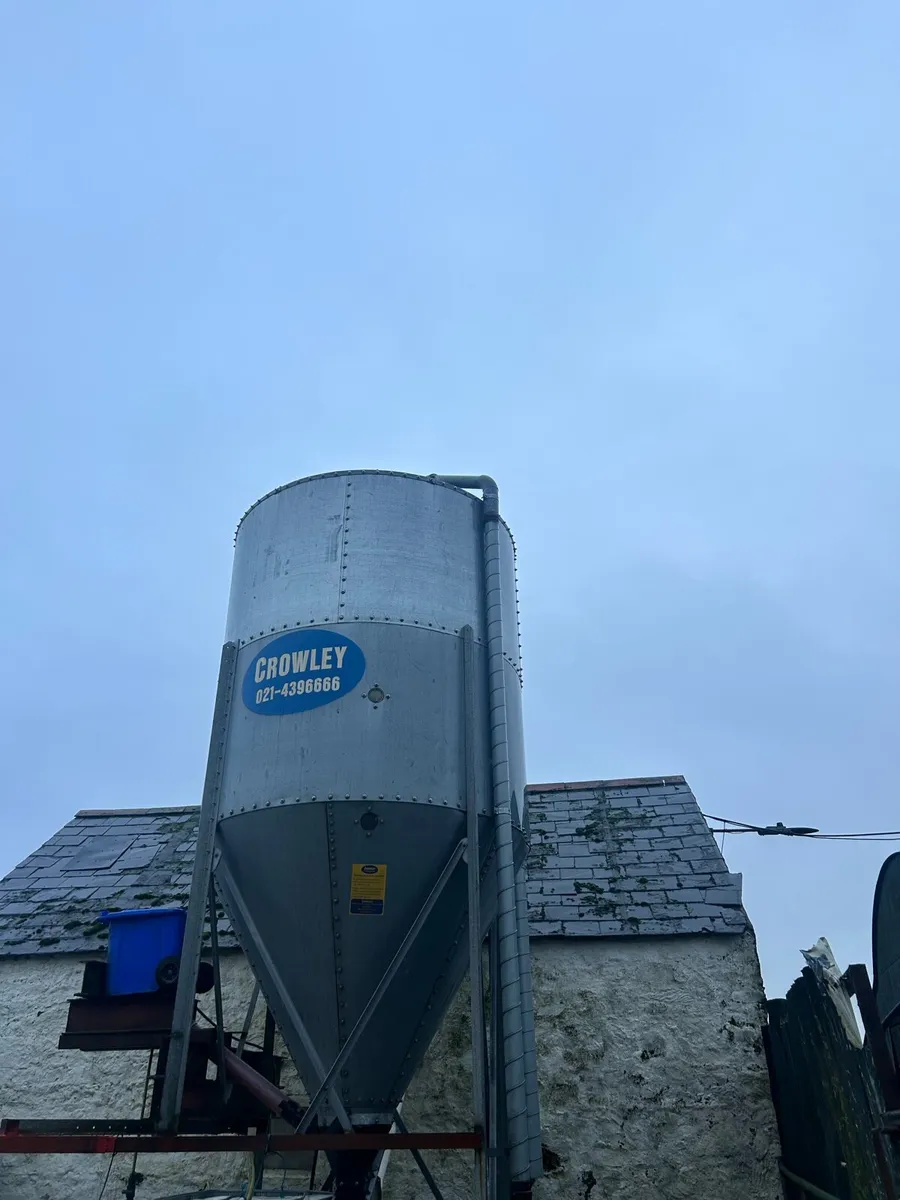 Selling Bin and 14 feeders good Condition - Image 1