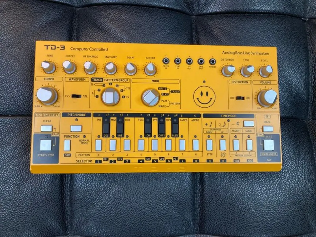 Beheringer TD-3 Bass Line Synthesizer - Image 1