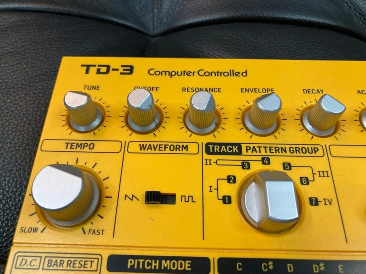 Beheringer TD-3 Bass Line Synthesizer - Image 2