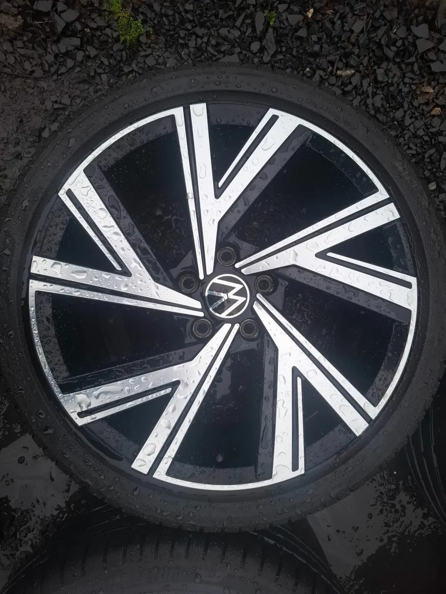 18" Genuine Vw Bergamo Alloys with tyres - Image 1