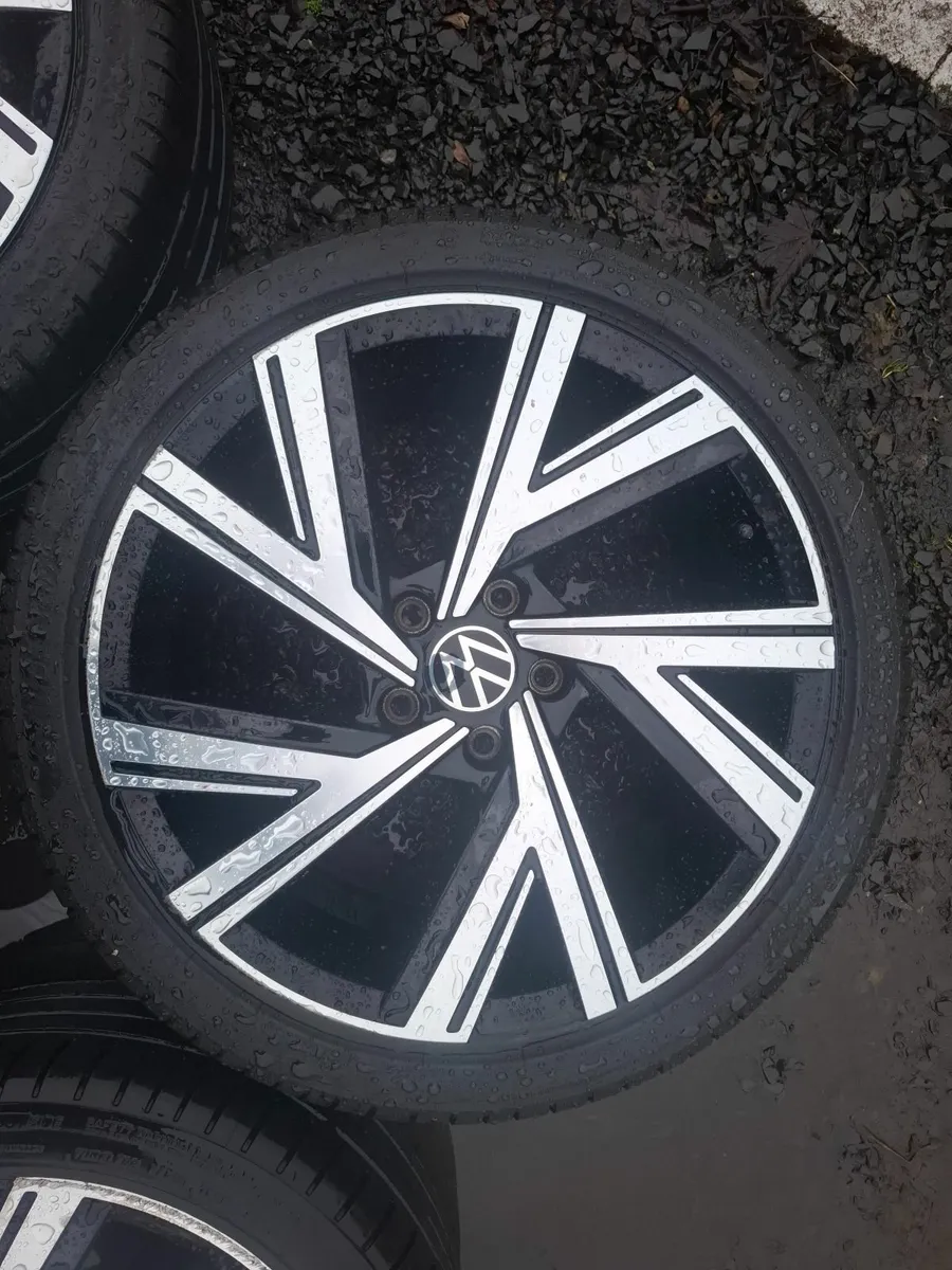 18" Genuine Vw Bergamo Alloys with tyres - Image 3
