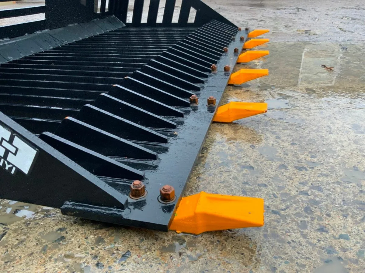 UNUSED SKID STEER STONE RAKE / BUCKET....318wa - Image 3