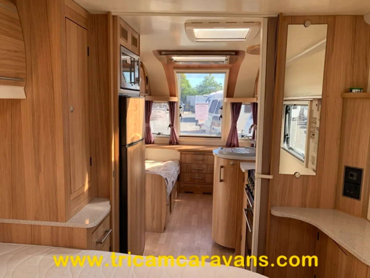 2014 Bailey Unicorn Vigo, Transverse Island Bed - Image 2