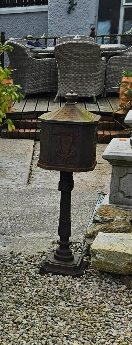 CAST IRON POST BOX - Image 1