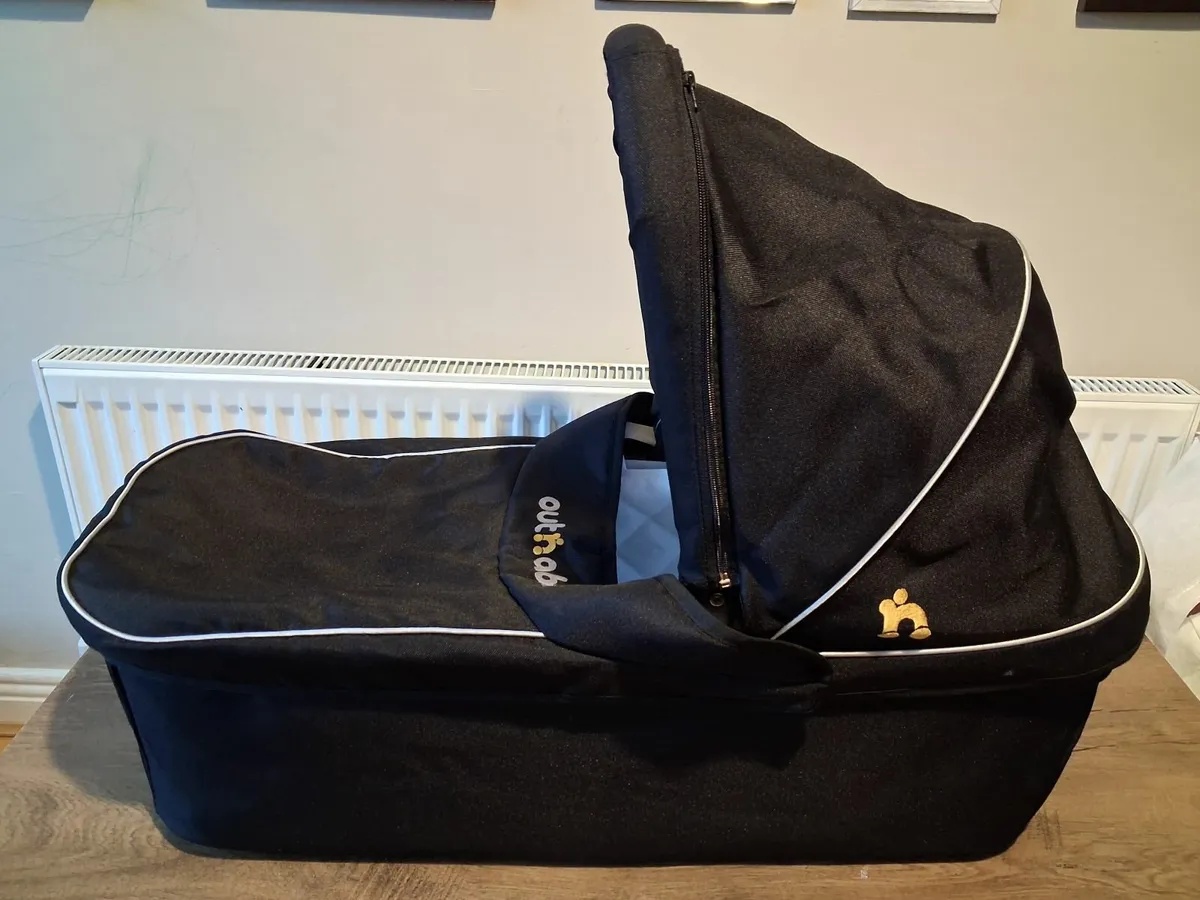 Out and about Bassinet with double adapter - Image 1