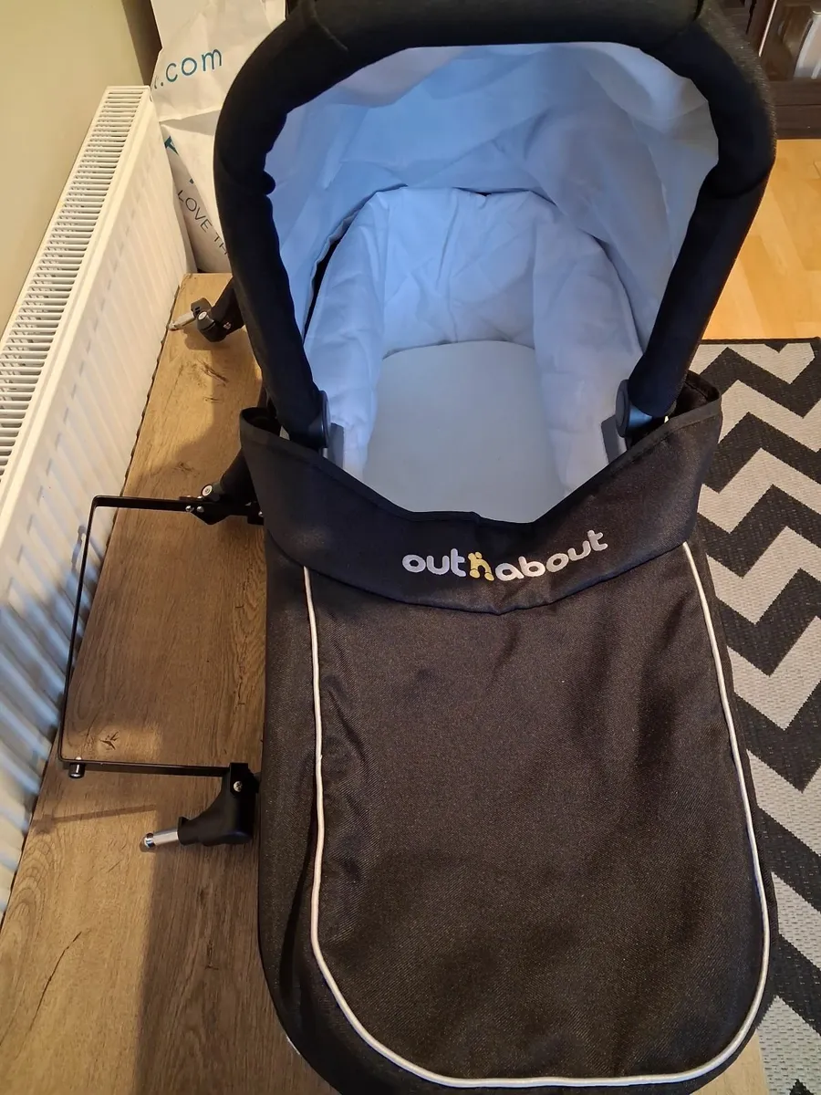 Out and about Bassinet with double adapter - Image 2