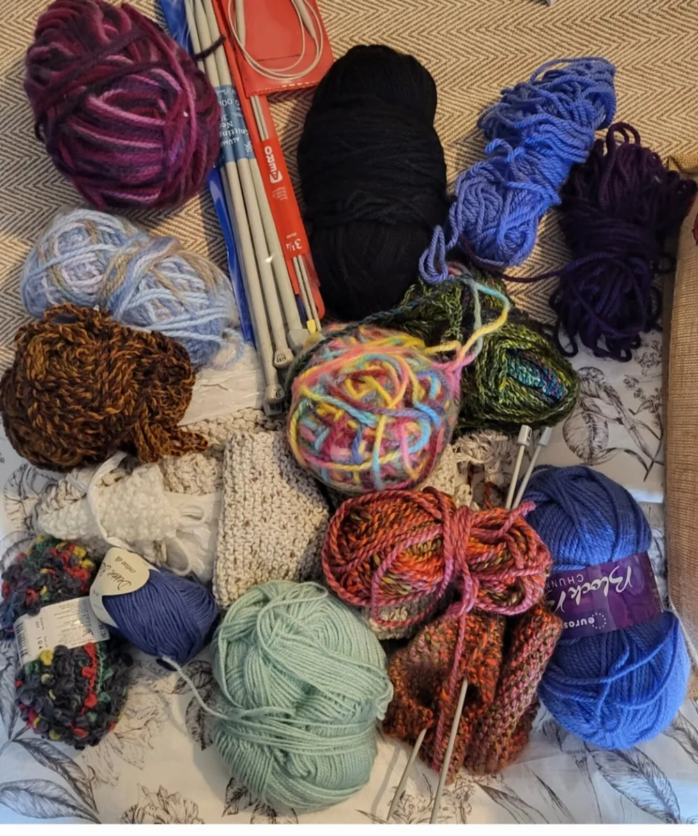 Wool & knitting needles & patterns - Image 1