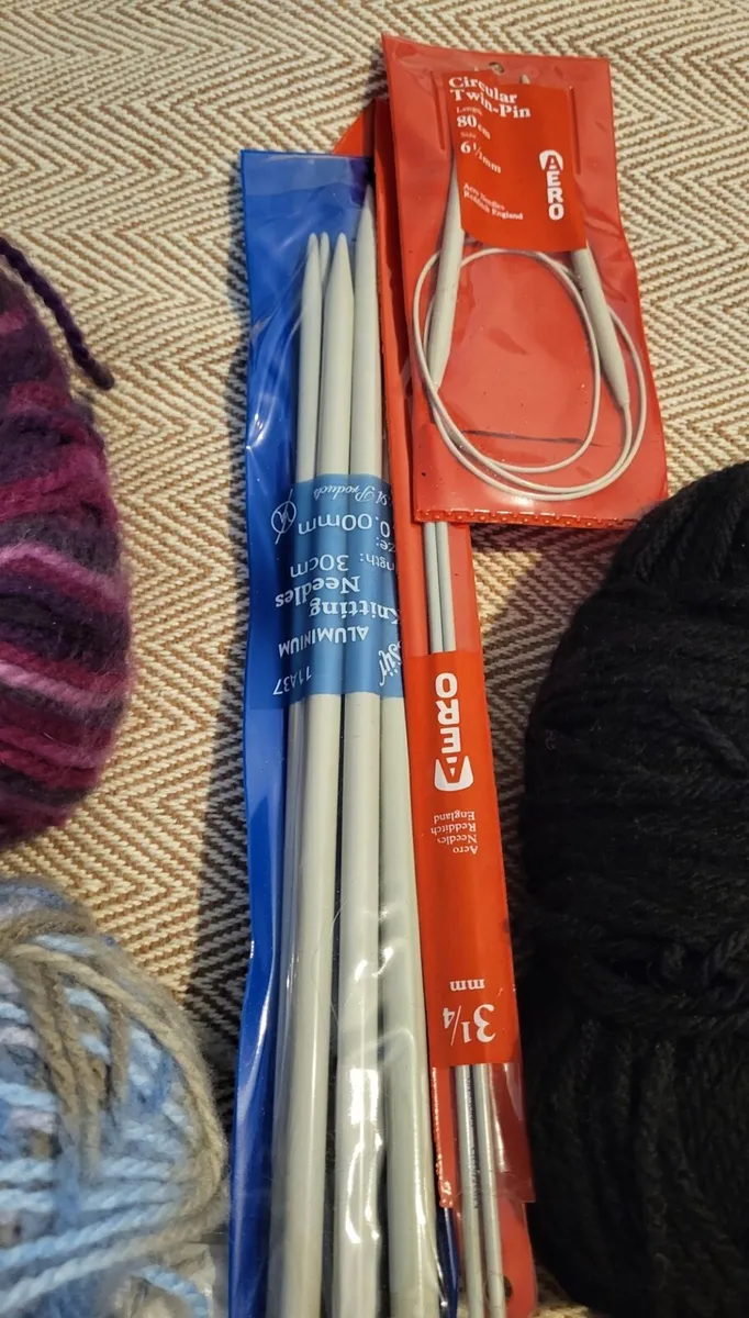 Wool & knitting needles & patterns - Image 2