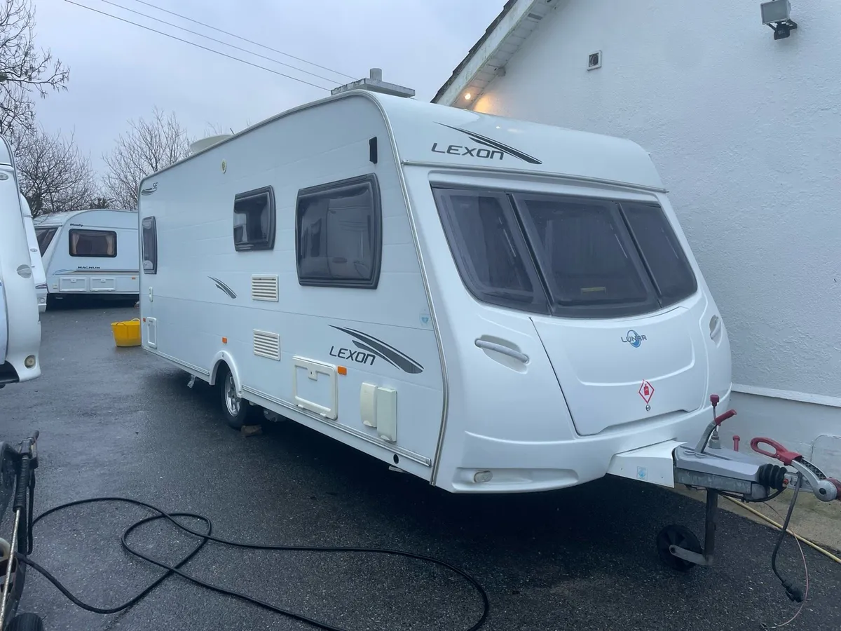 Fixed bed caravan - Image 1