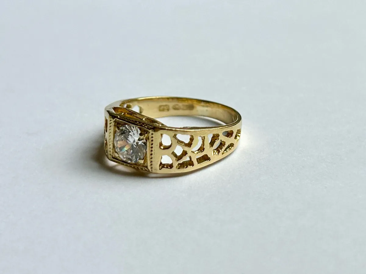 18ct Gold Ring Square Bezel Set Clear Stone 2.9g - Image 2