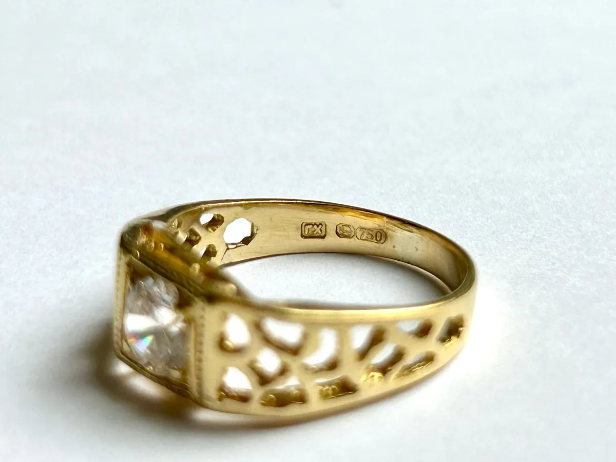 18ct Gold Ring Square Bezel Set Clear Stone 2.9g - Image 3