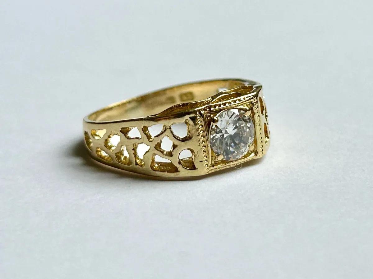 18ct Gold Ring Square Bezel Set Clear Stone 2.9g - Image 1