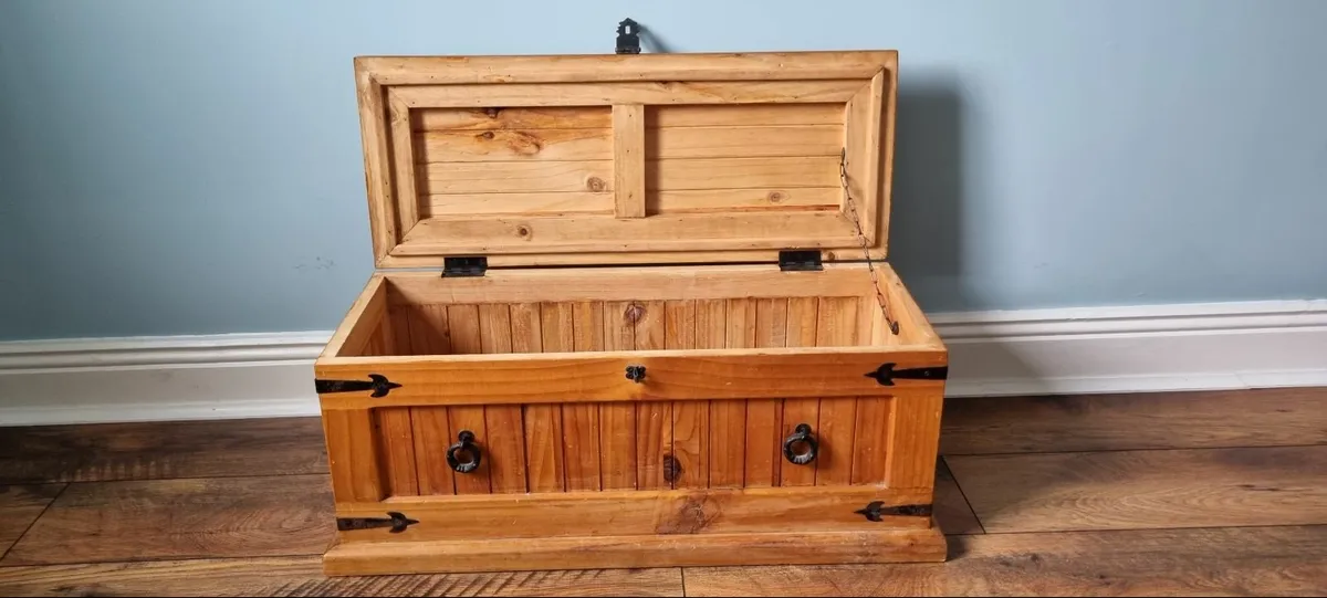 Wooden chest - Image 2