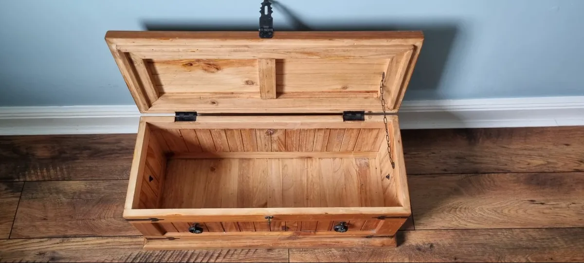 Wooden chest - Image 3