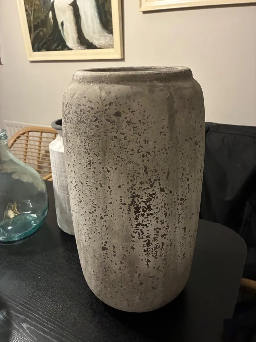 Pots and vases - Image 2