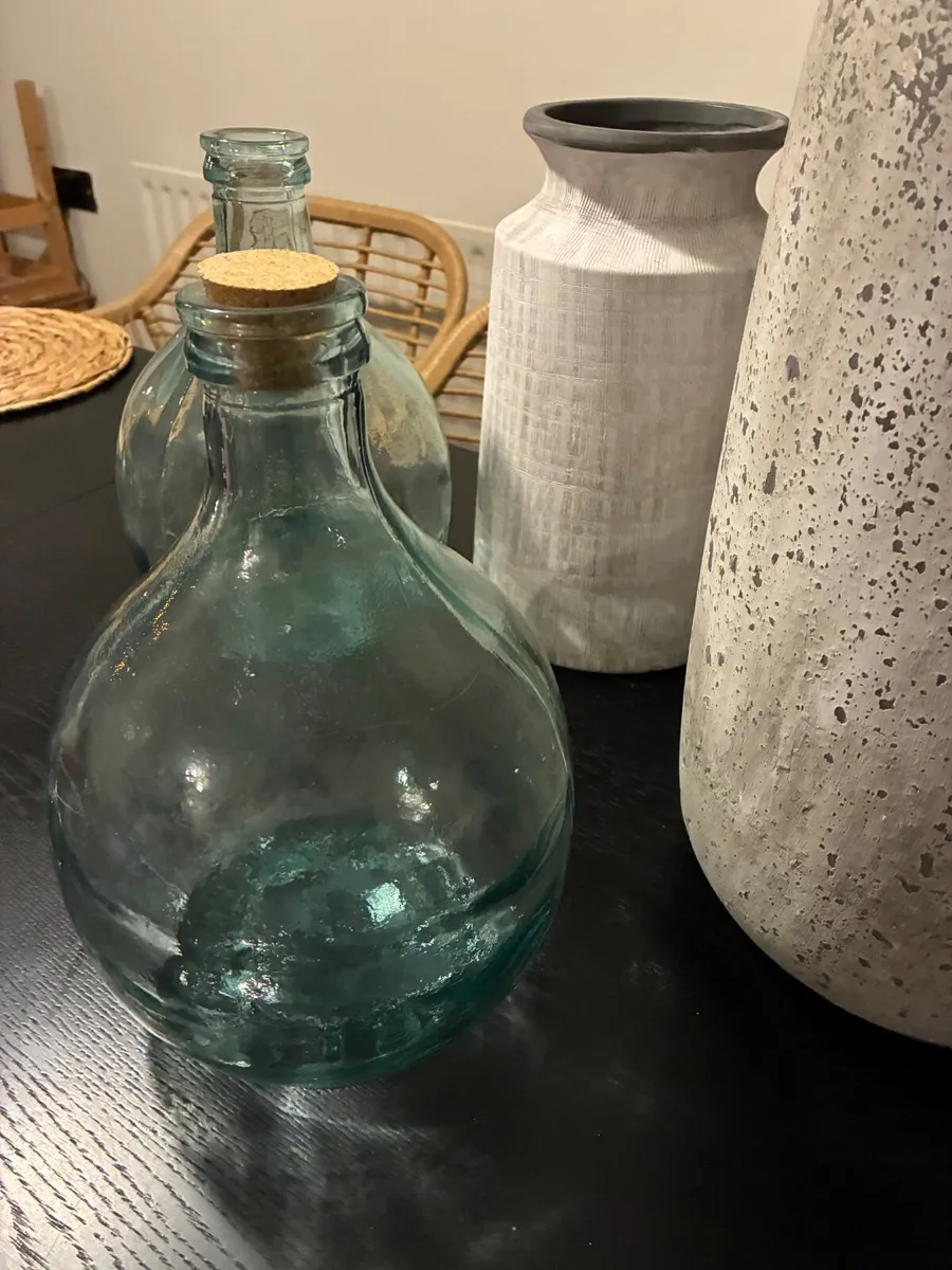 Pots and vases - Image 1