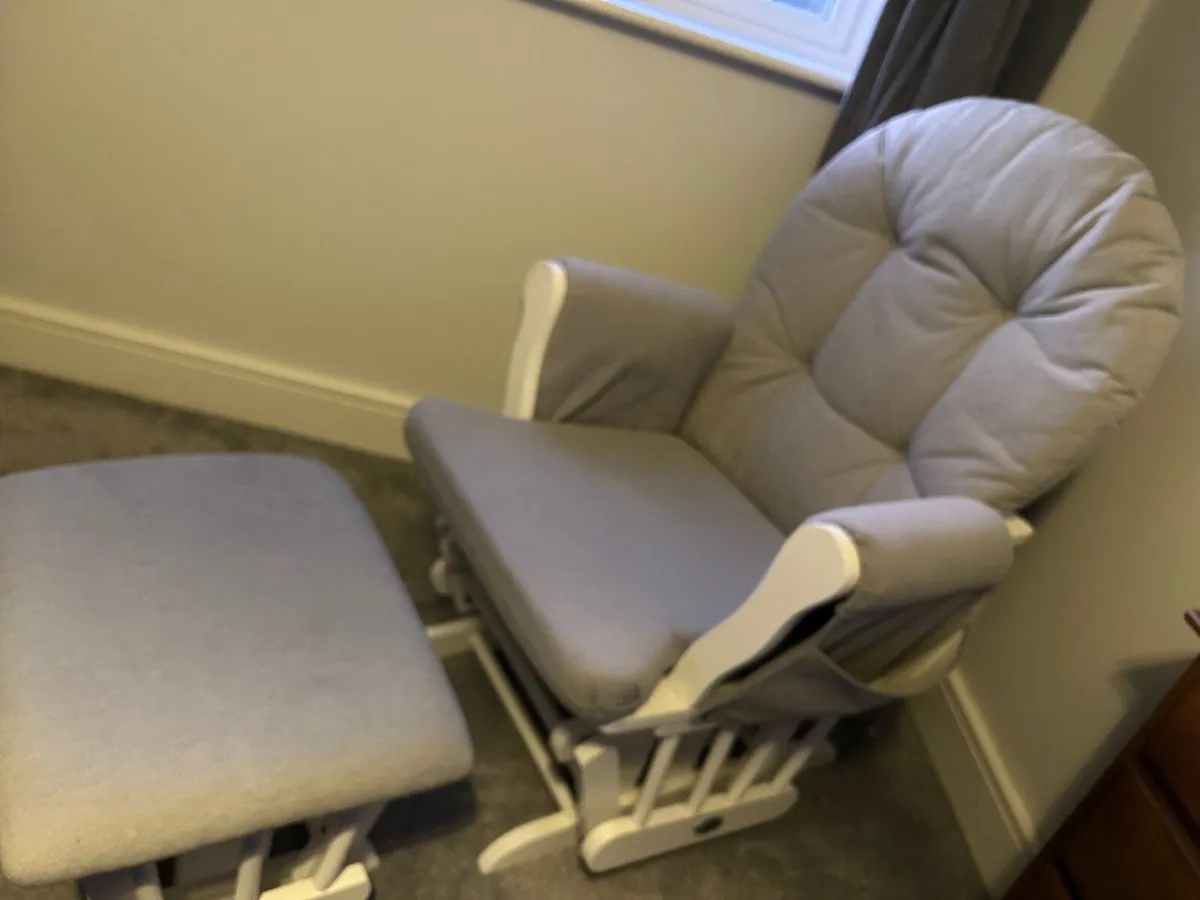 Babylo rocking chair and foot stool - Image 2