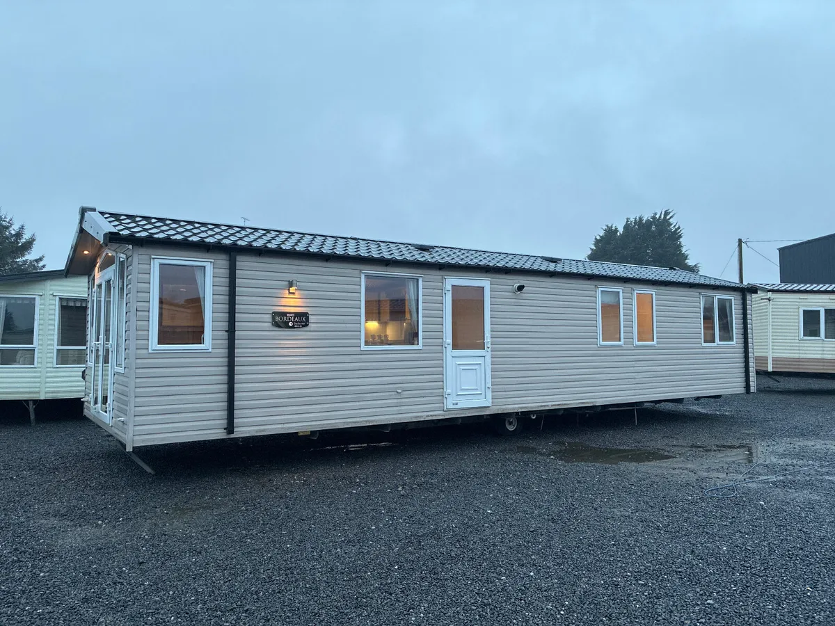 40 FEET, 3 BEDROOMS, HOLY MOLY TAKE A LOOK - Image 2