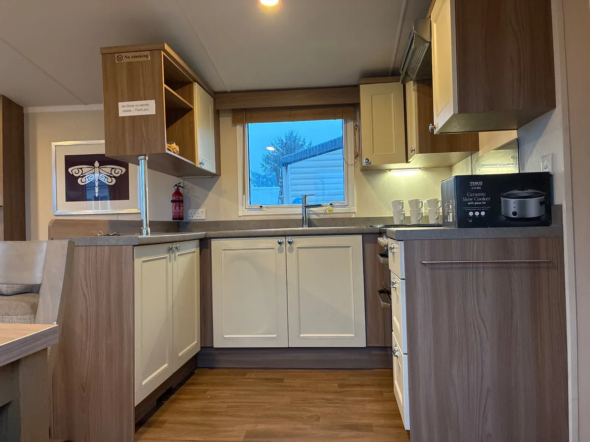 40 FEET, 3 BEDROOMS, HOLY MOLY TAKE A LOOK - Image 4