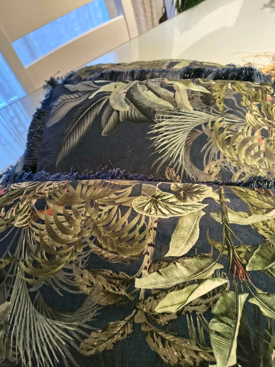 Three large cushions - Image 1