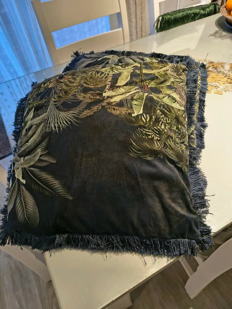 Three large cushions - Image 2