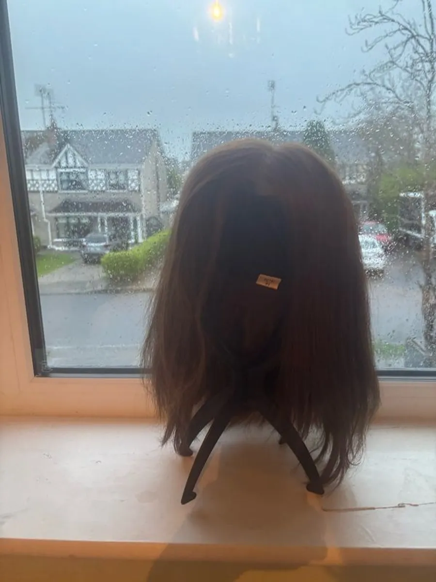 Shoulder length brown hair - Image 2